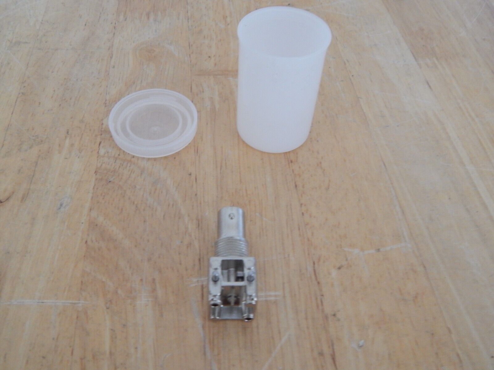 Lot of 32 AMP 5413879-1 bnc female to right angle through hole connector Lot of 32 AMP 5413879-1 bnc female to right angle through hole connector